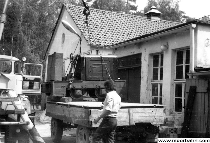 Aufnahme vom Abbau und Abtransport der Moorbahn im August 1982. 